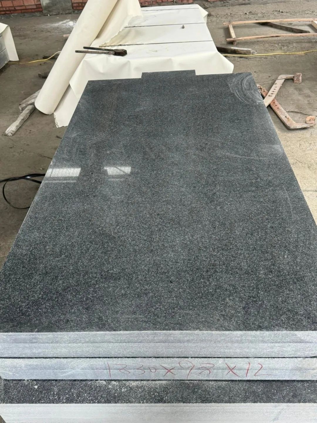 3公分厚300×600石材:芝麻黑、芝麻灰、芝麻白花崗巖種類及價(jià)格(圖7) 3公分厚300×600石材:芝麻黑、芝麻灰、芝麻白花崗巖種類及價(jià)格(圖7)