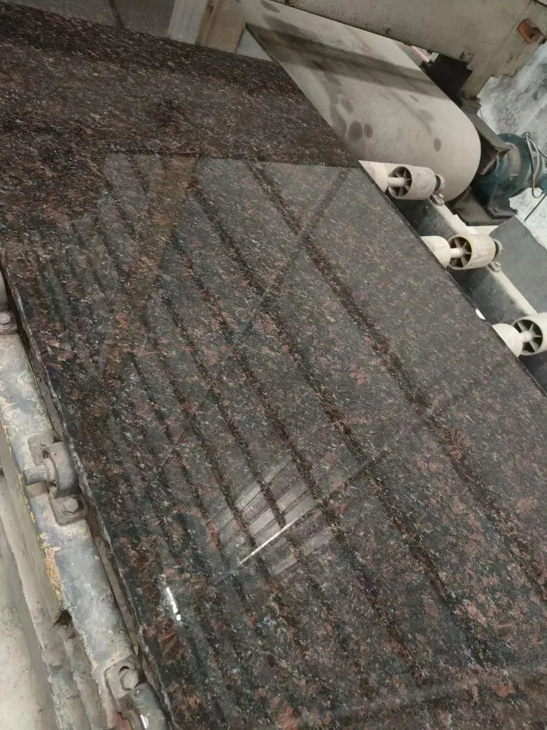 英國(guó)棕石材:黑棕與紅棕石材加工價(jià)格差異的原因分析(圖5) 英國(guó)棕石材:黑棕與紅棕石材加工價(jià)格差異的原因分析(圖5)