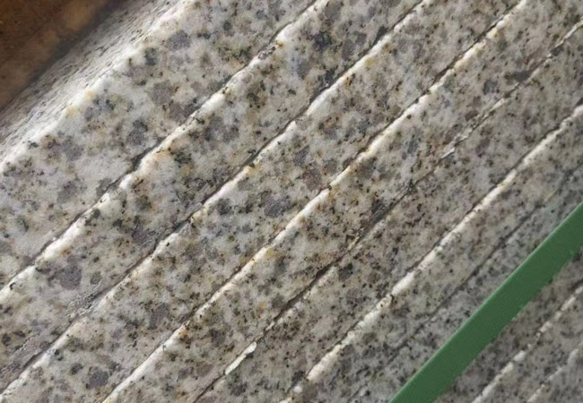 山東黃銹石荔枝面火燒面生產(chǎn)加工